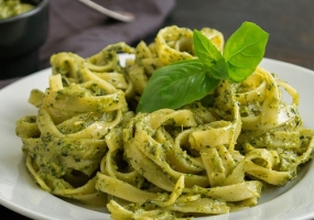 TAVUKLU KREMALI PESTO SOSLU FETTUCCINE